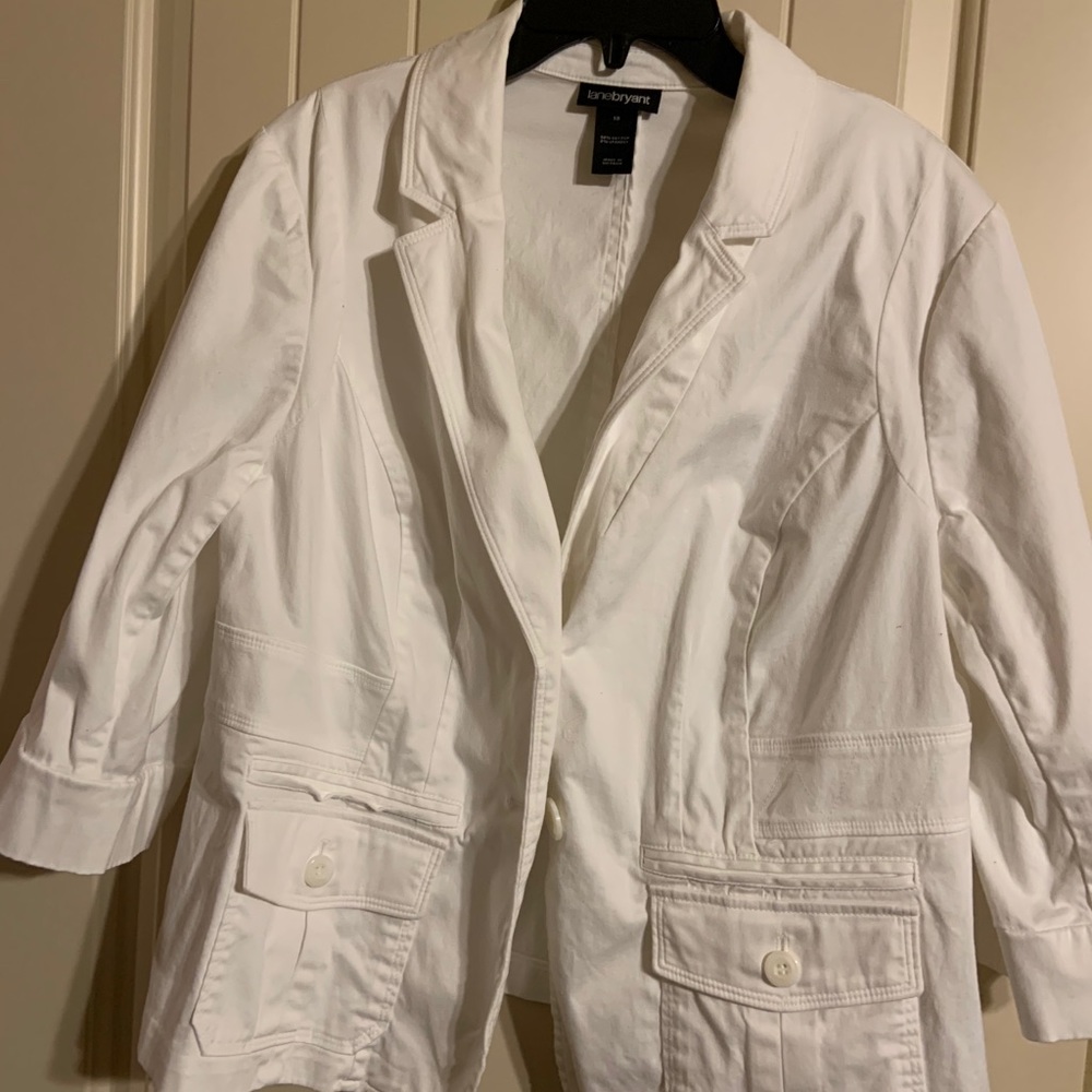 Jacket with shoulder pads and front pockets.